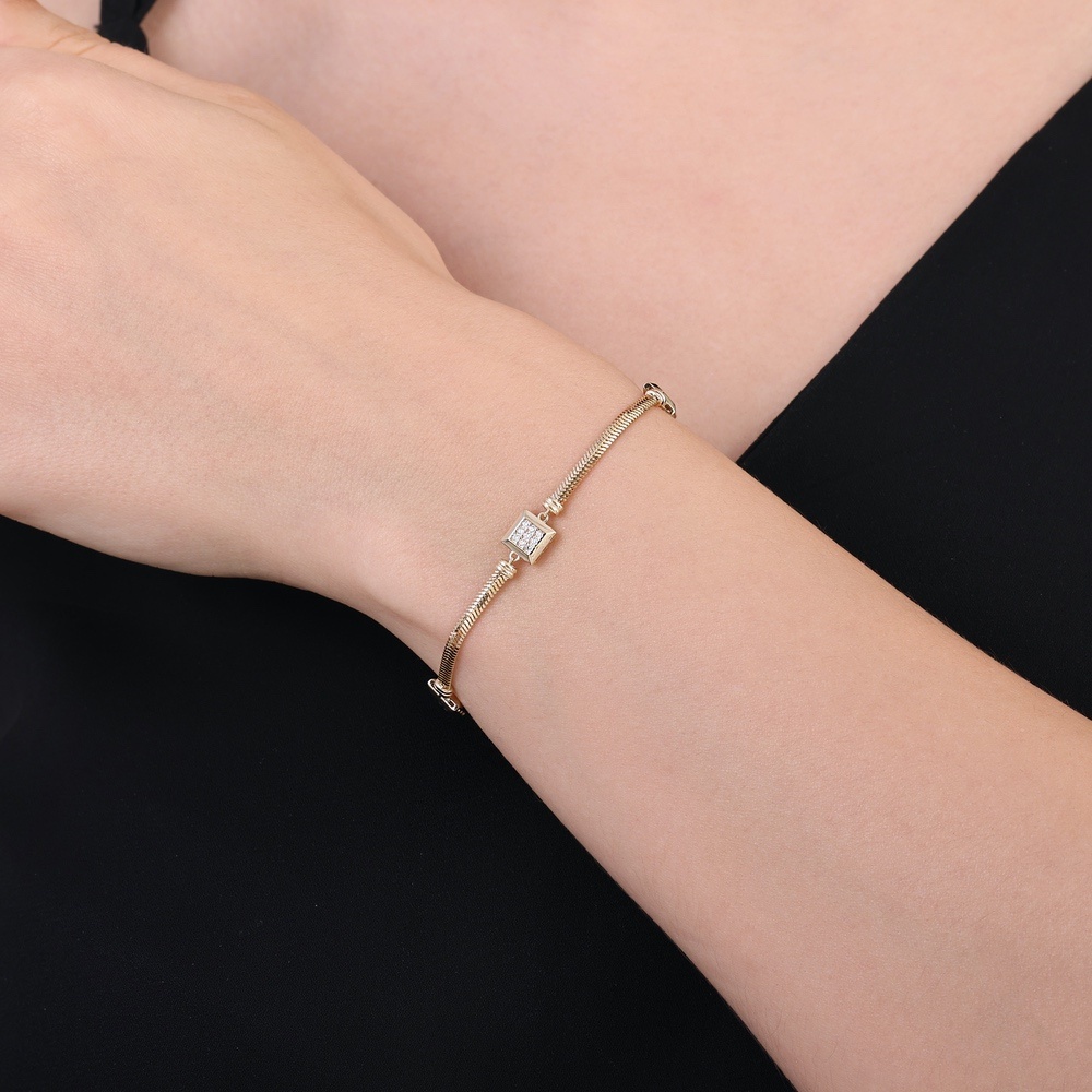 Altın Kare Taşlı Zincir Bileklik