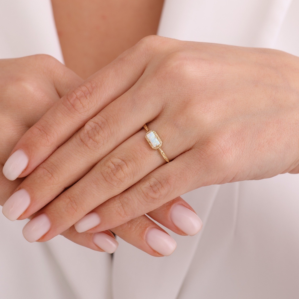 Beyaz Taşlı Altın Yüzük