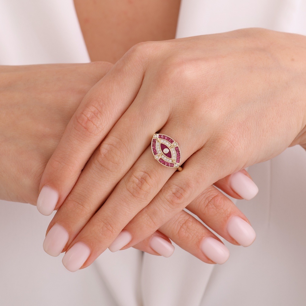 Kırmızı Taşlı Altın Göz Yüzük